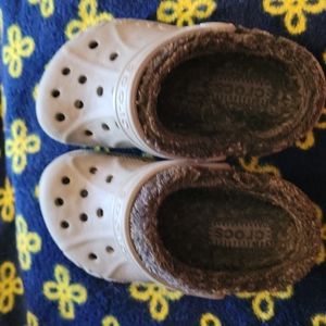 Toddler sz 8-9 Crocs grey with lining